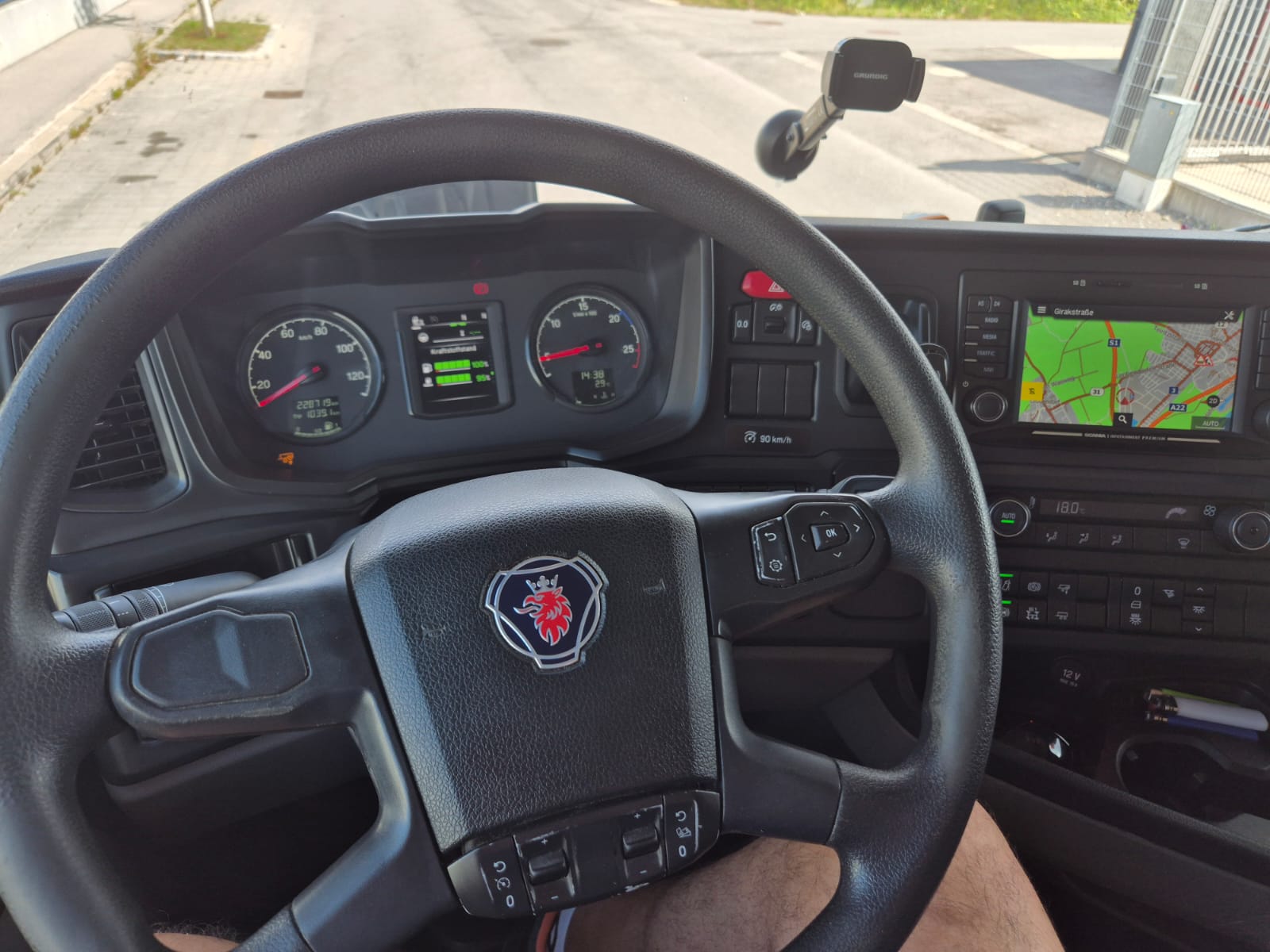 WhatsApp Image 2025-10-20 at 09.59.32 (2)